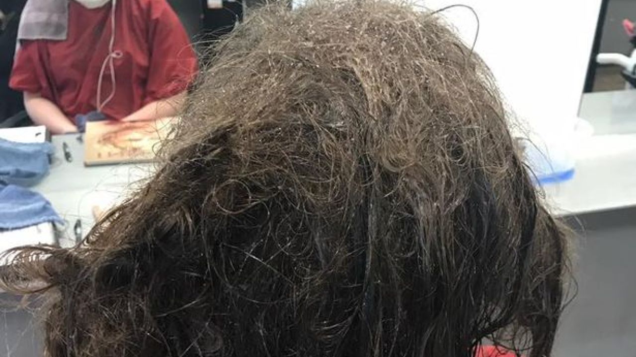 Una peluquera se niega a rapar a una adolescente deprimida y le devuelve la  sonrisa arreglándole el pelo